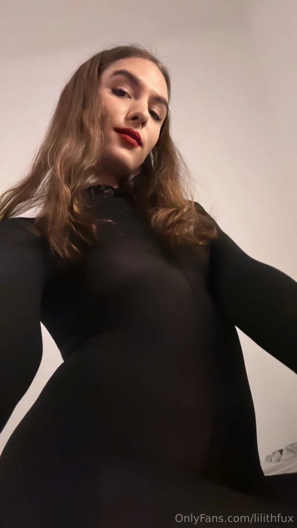Dm me for my in the bedroom video i ll make sure ur cock gets what it 