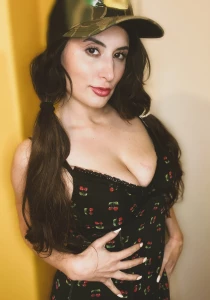 Follow snarkybrunette it s freeee