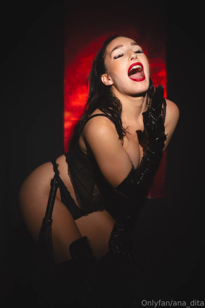 Tu viens me mettre un coup de f0uet are you coming to give me a 