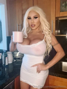 Keep ur eyes up here baby