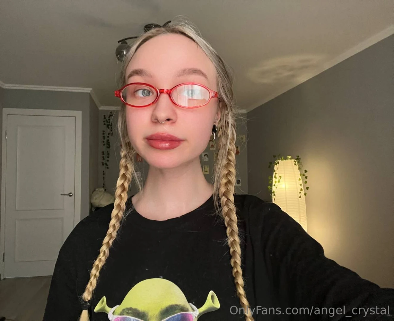 Hiii babe lt 3 this morning i threw on my shrek tee and these tiny red part 1 