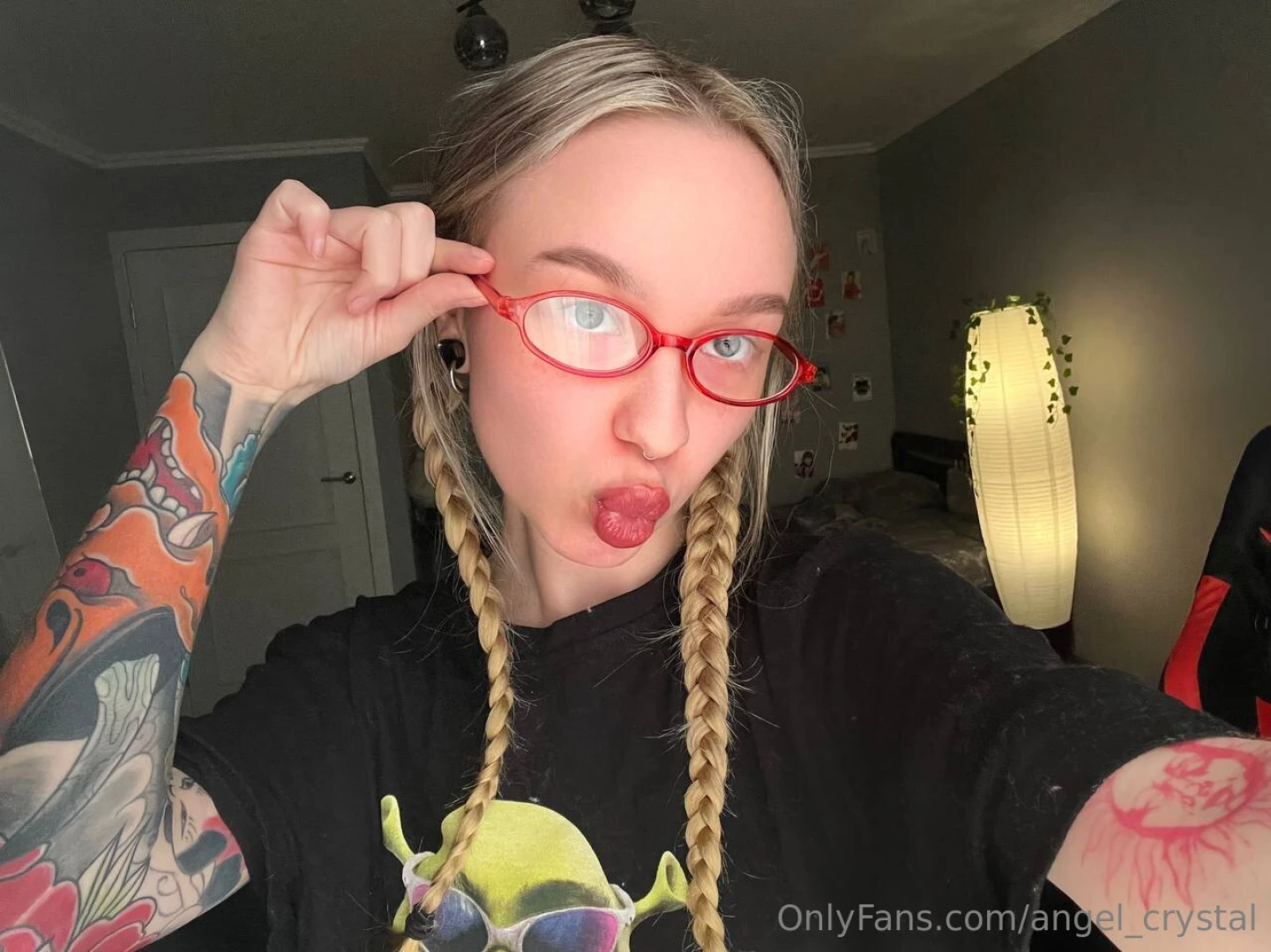 Hiii babe lt 3 this morning i threw on my shrek tee and these tiny red 