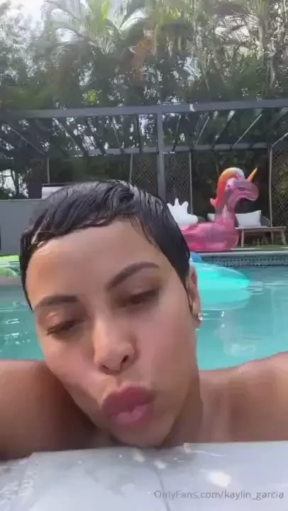 Horny as fuck someone message me 