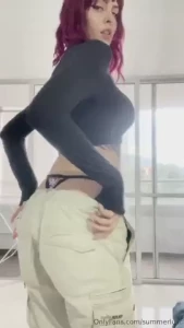 Que les parece mi colita capa por capa primero el pantalon luego la