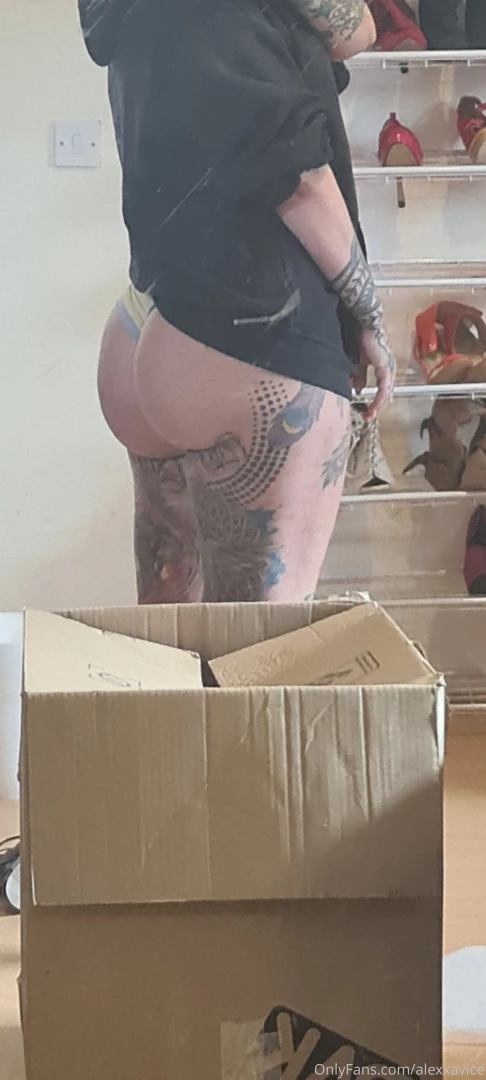 Just unpacking yes still and i noticed how banging my butt looks today part 1 
