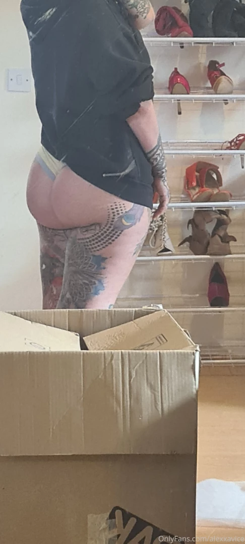 Just unpacking yes still and i noticed how banging my butt looks today 
