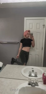 Hiiii i get to see one of my favorite bands tonight i m too excitedddd