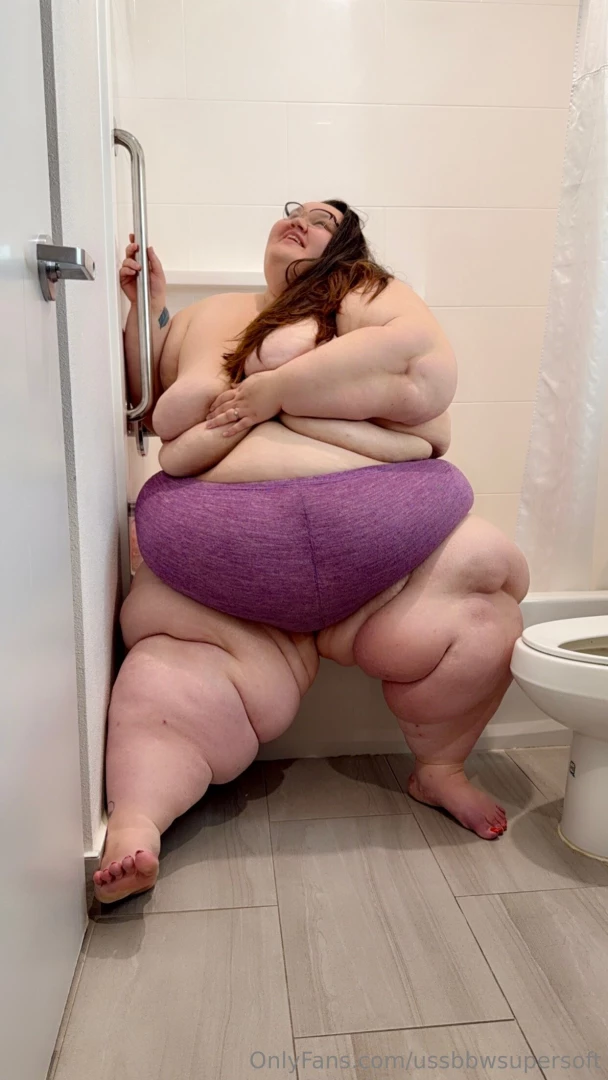 I never realize how big and wide i am until i see photos like this 