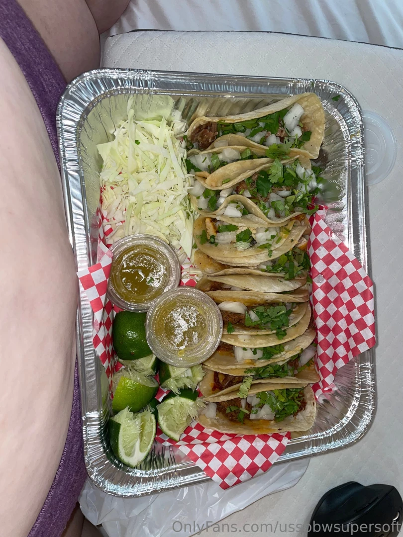 I m a simple girl i see tacos i start smiling 