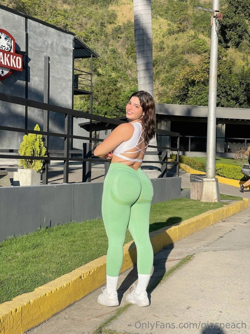 Smash or pass message me baby 