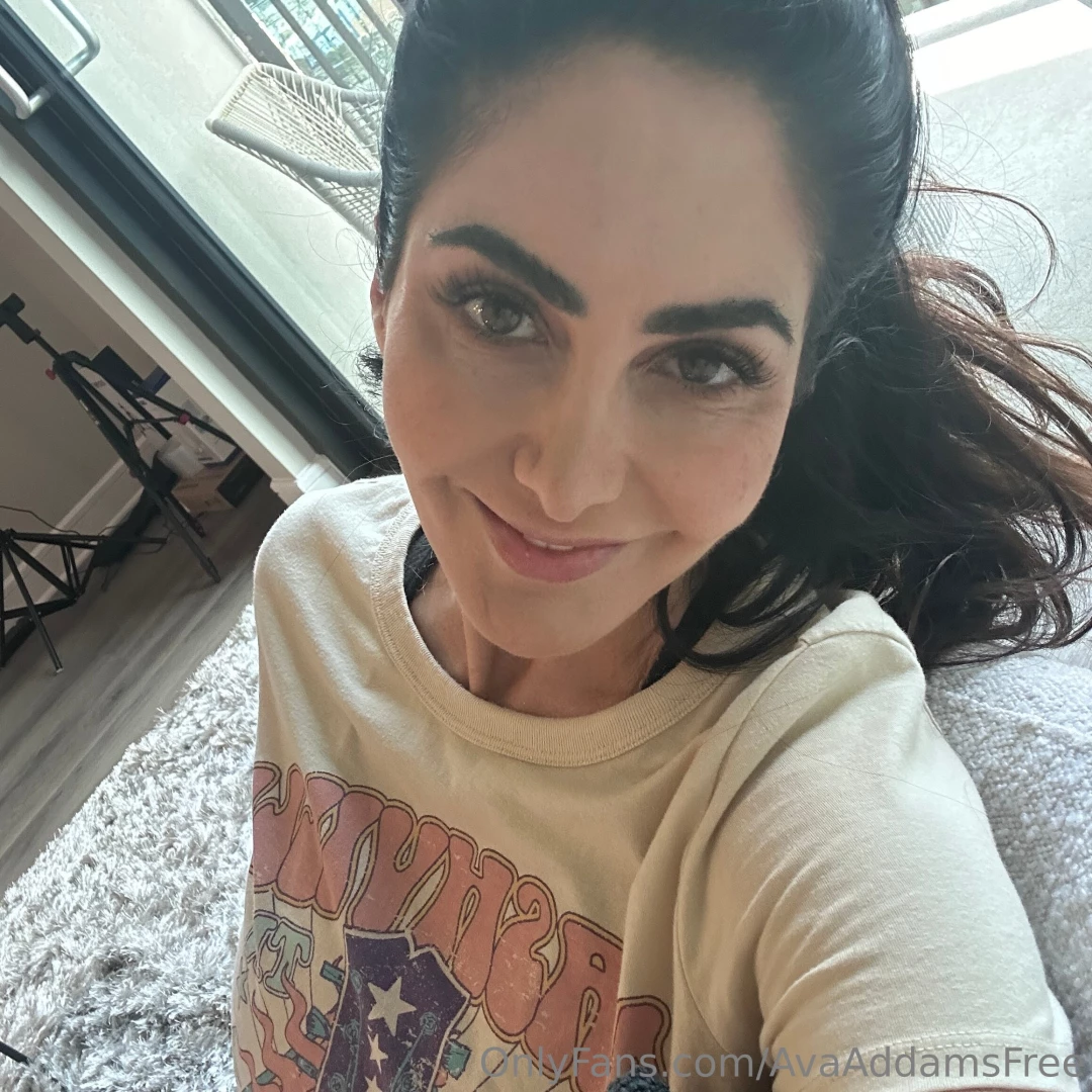 Cum chat with me on my vip page avaaddams 