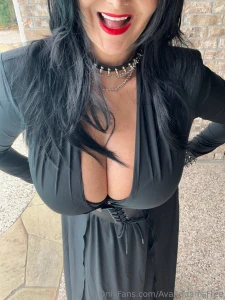 My elvira cosplay i know every single person has a thing for her