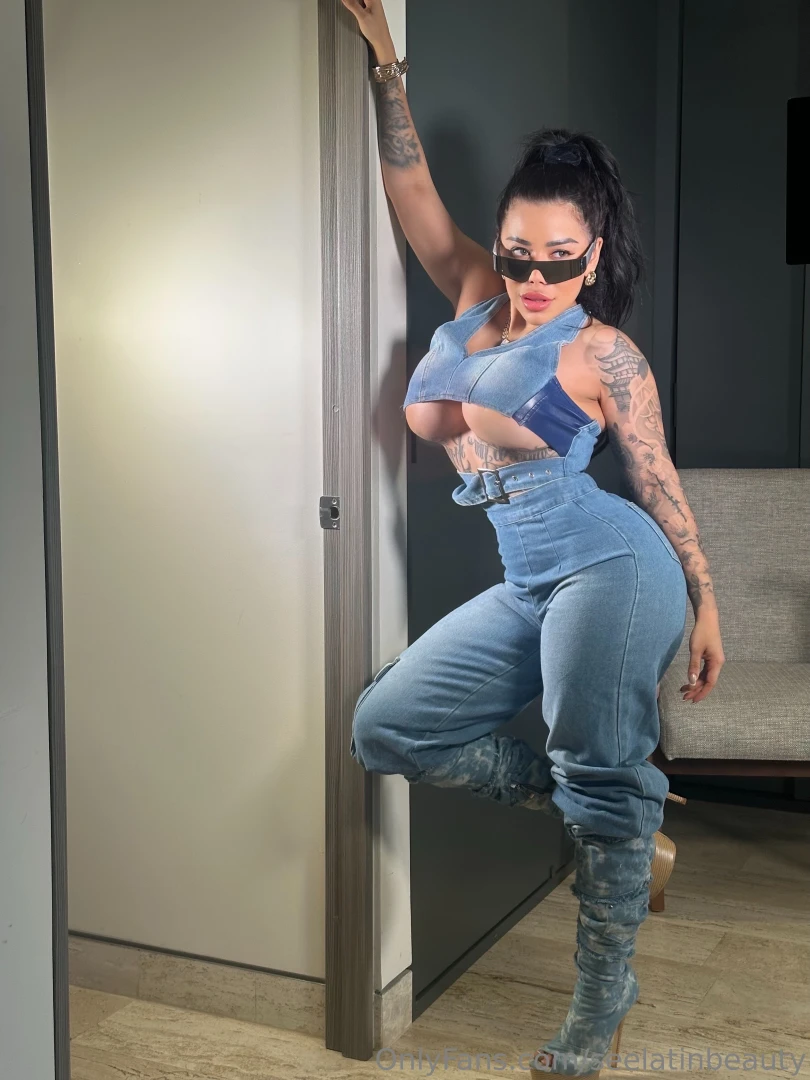 I love to wear tight jeans 