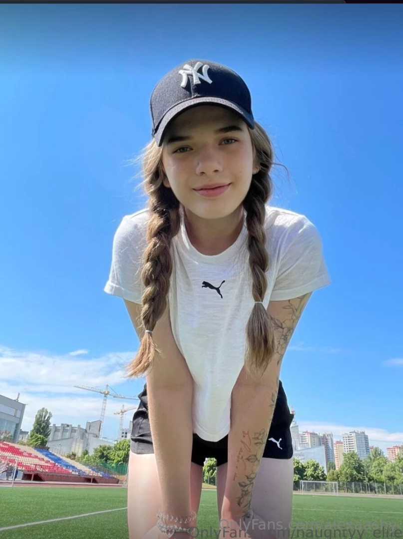 Naughtyy_ellie is wet right now my bitch naughtyy_ellie loves making part 145 