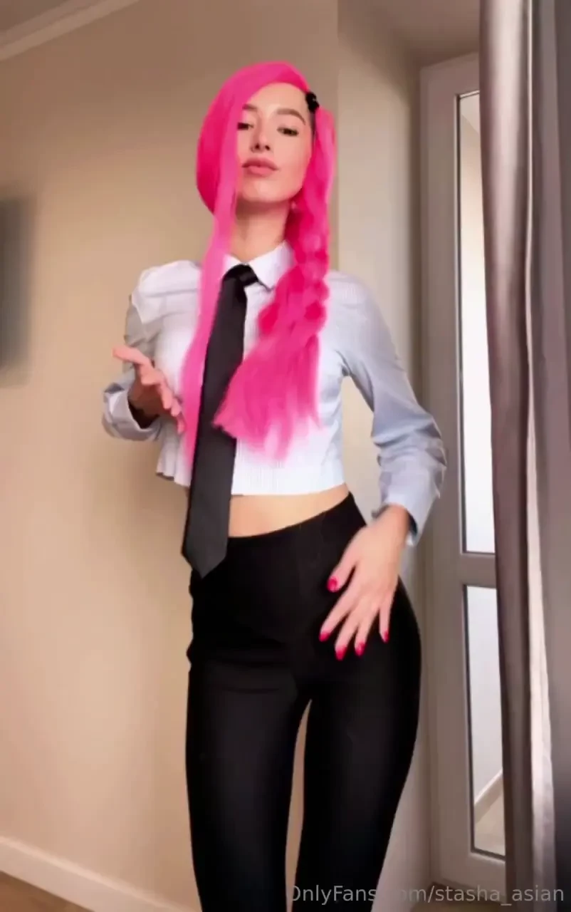 Happy halloween my good ones this year i m taking control as makima 