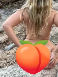 New video in the beach wearing a mini trikini with a very sexy g