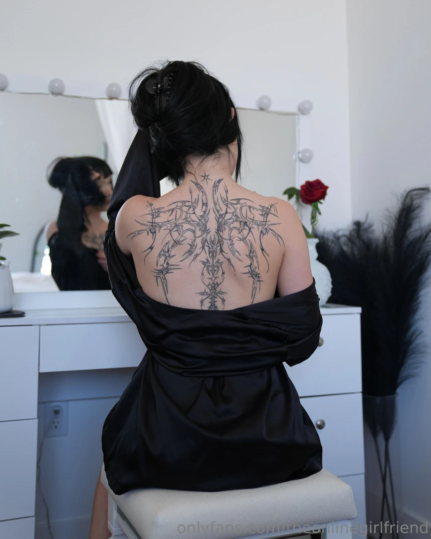 Wanna see her pierced tits https onlyfans com lazellec 