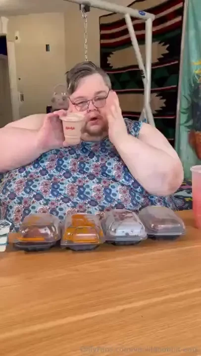 Food taste testing wendy saucy nuggets oh man i definitely want more 