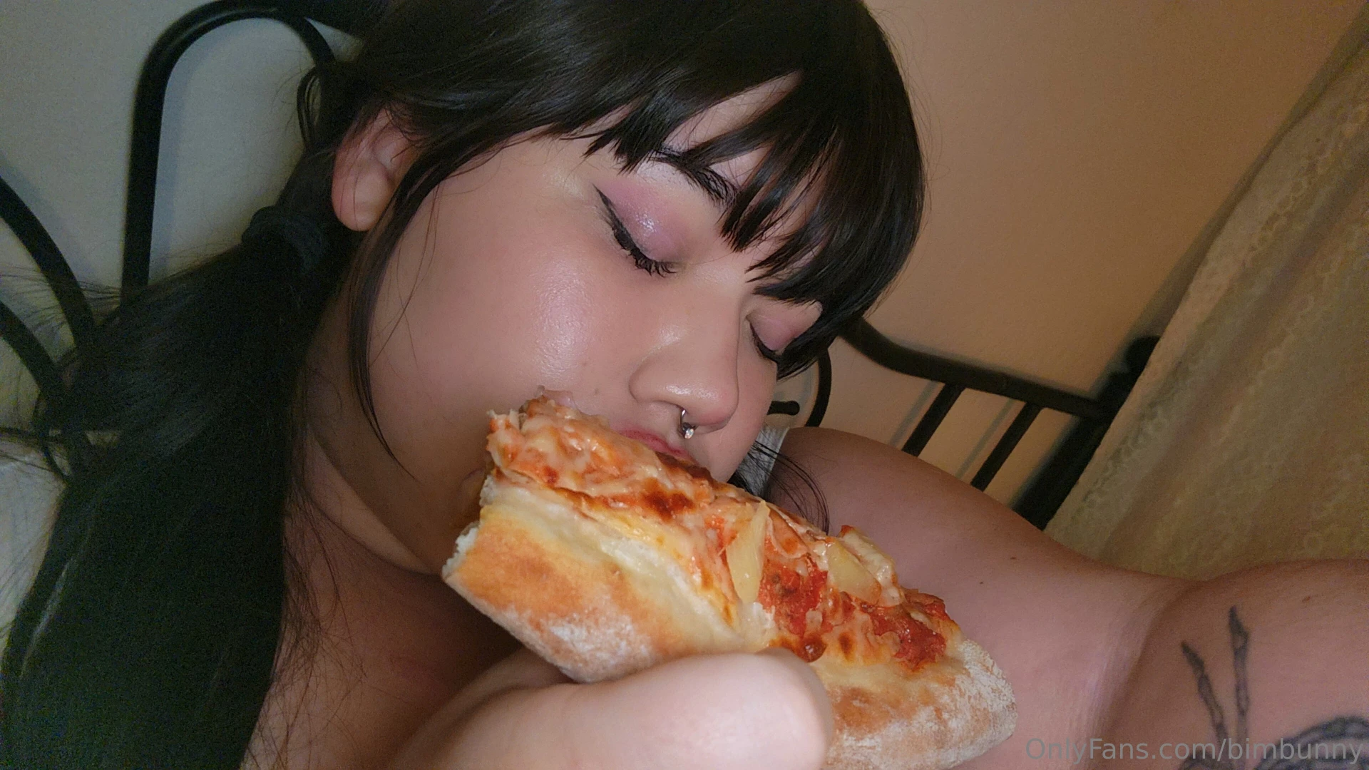 A friendly feeder sponsored some really yummy pizza then my roomie part 5 