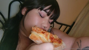 A friendly feeder sponsored some really yummy pizza then my roomie part 5