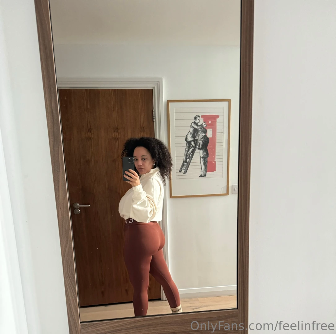 Nothing more sexy than brown leggings 