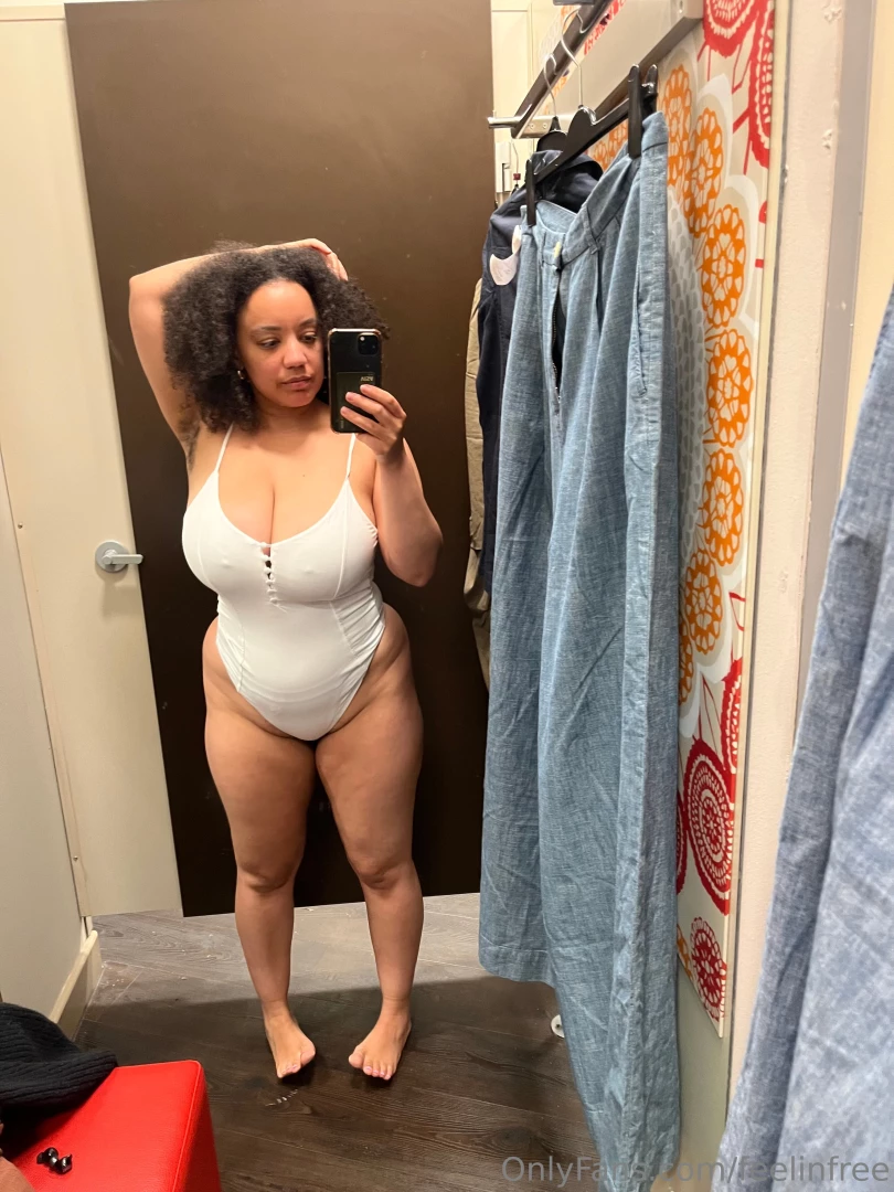 Every changing room is an opportunity to take private photoshoot 