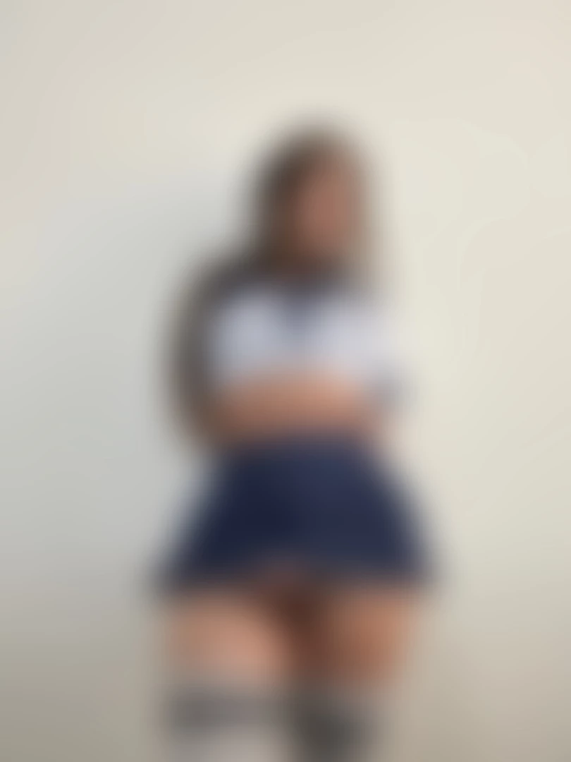 Lift my skirt up and give me head 