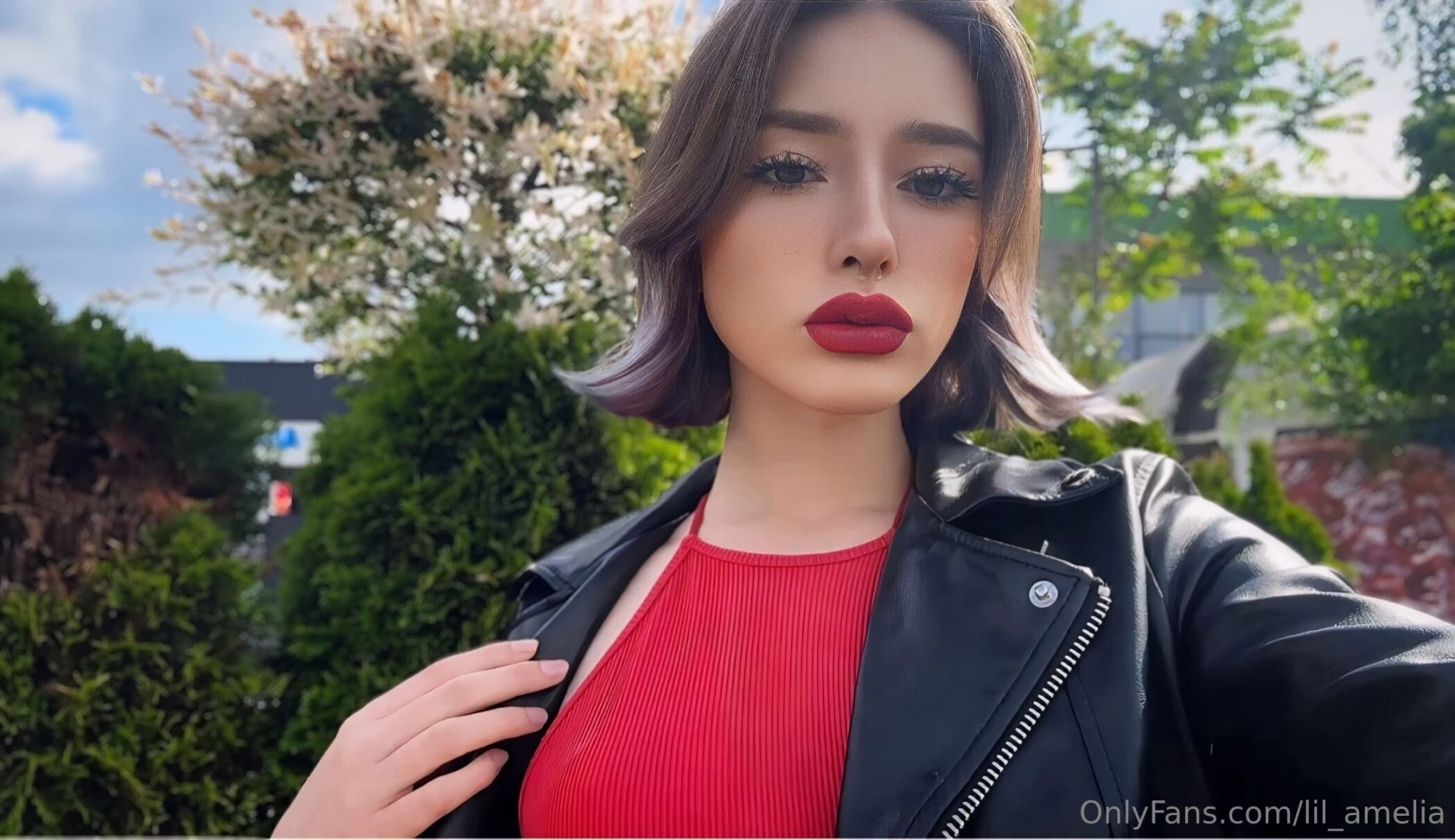 Red lipstick adds confidence 