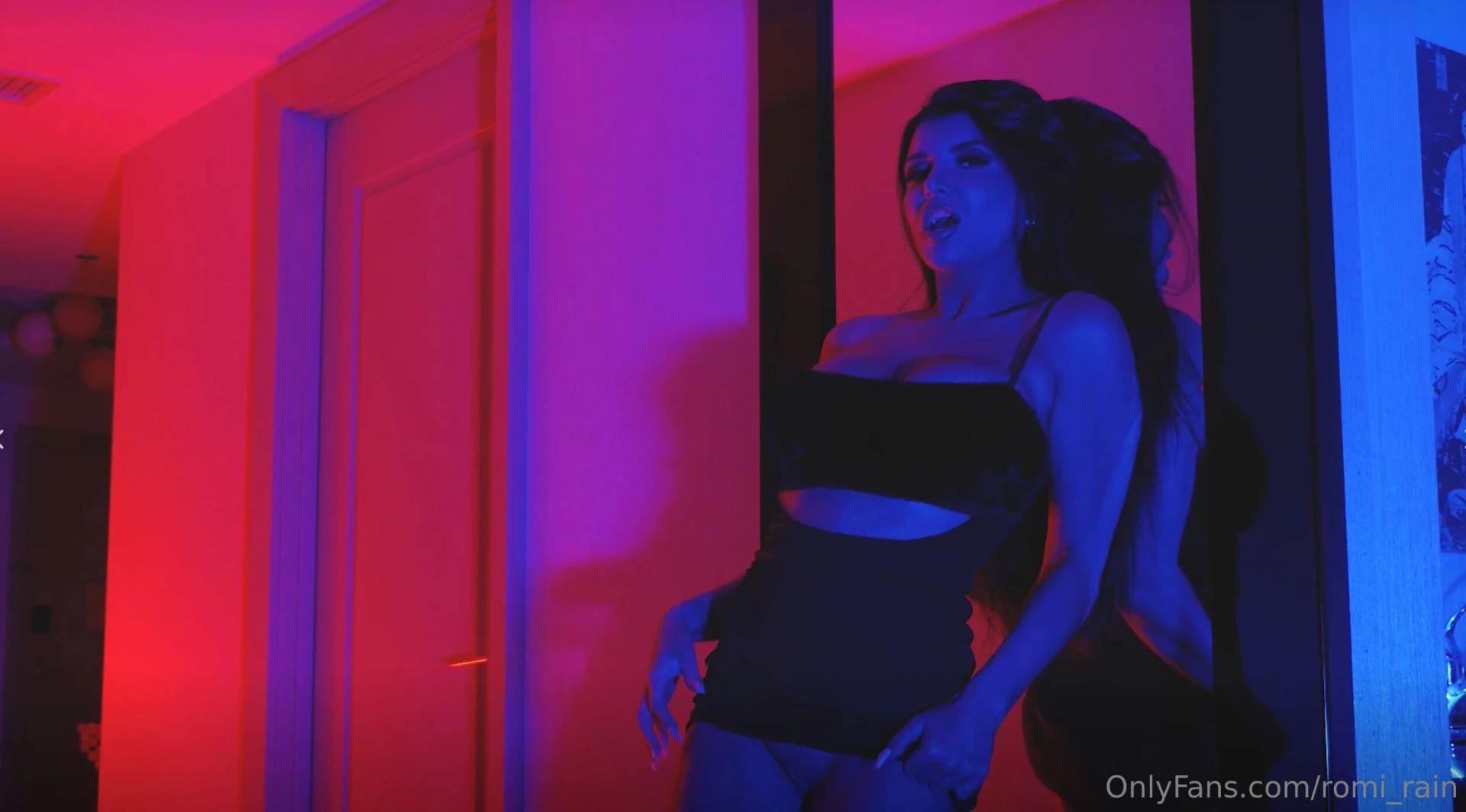 Reminder i am going to be doing a live show here today please do not 