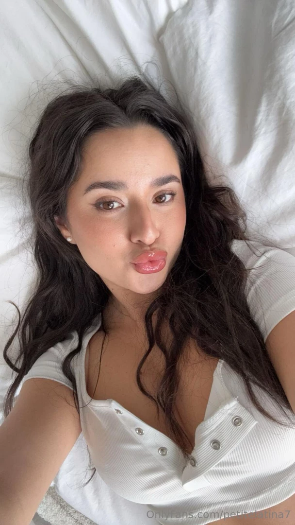 All alone in bed rn wanna entertain each other 