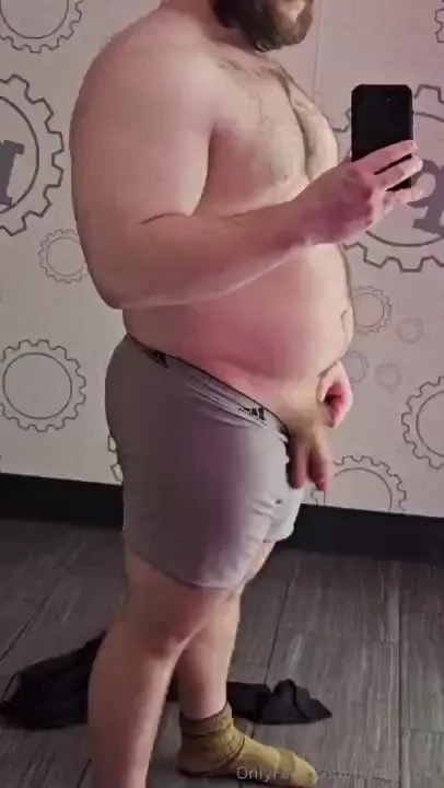 He s so fat lol wanna kneel down for me 