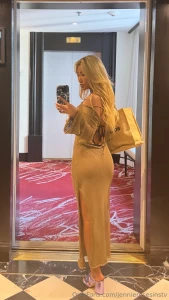 My booty says hi don t be rude and say it back in my dms
