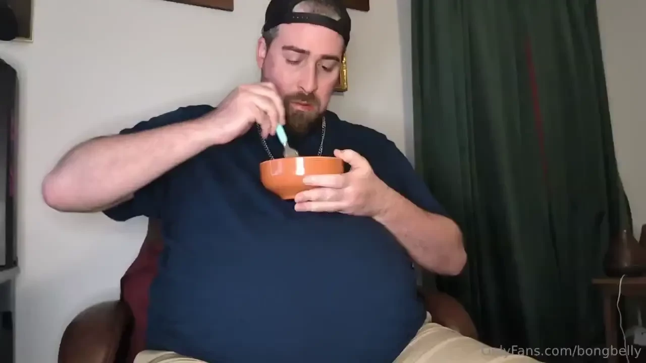 Feeding your gainer boyfriend his 3rd bowl of spaghetti 