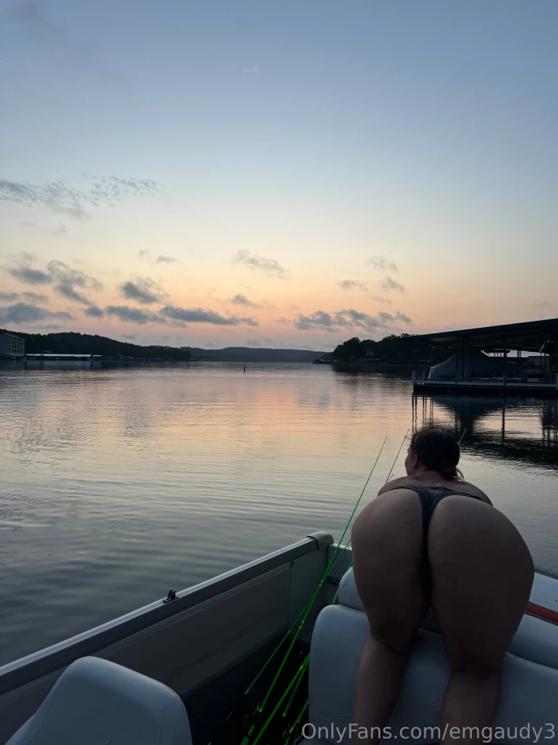 Watch me give some head on the boat out on the lake at sunrise 