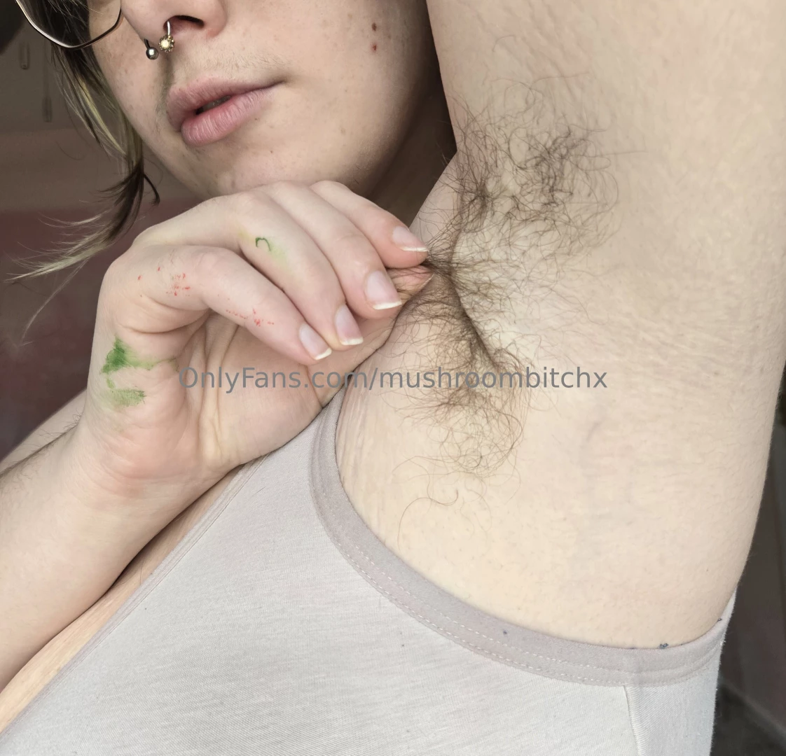 Stink sweaty pits after a loooong walk 