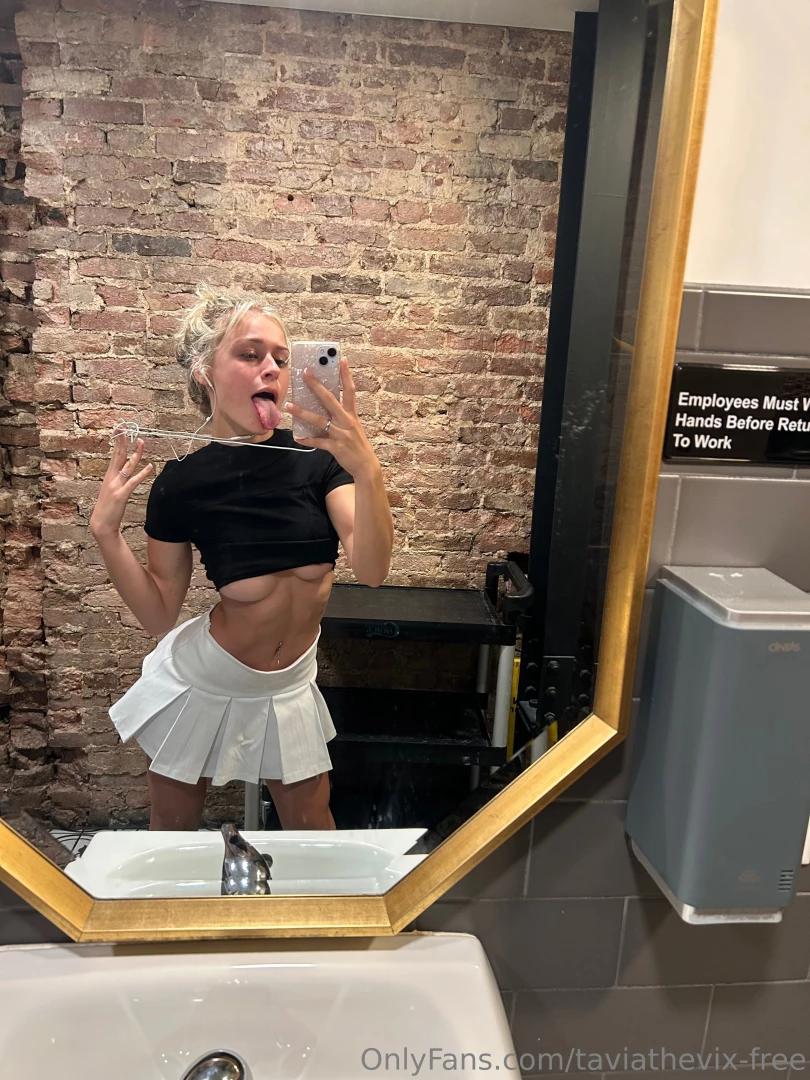 Feeling myself in this outfit 