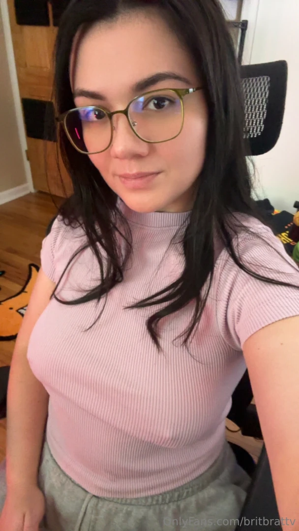 Hi i m going live rn playing five nights at freddie s come join us 