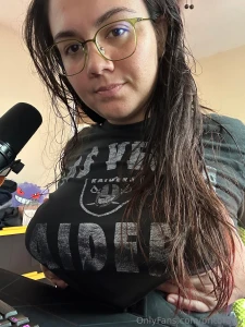 Who wants a pic of butt and spread open for you tip me well and you ll