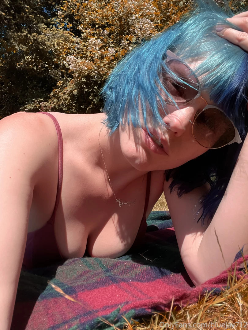 I decided to put the rest of these photos free on the feed but i also part 4 