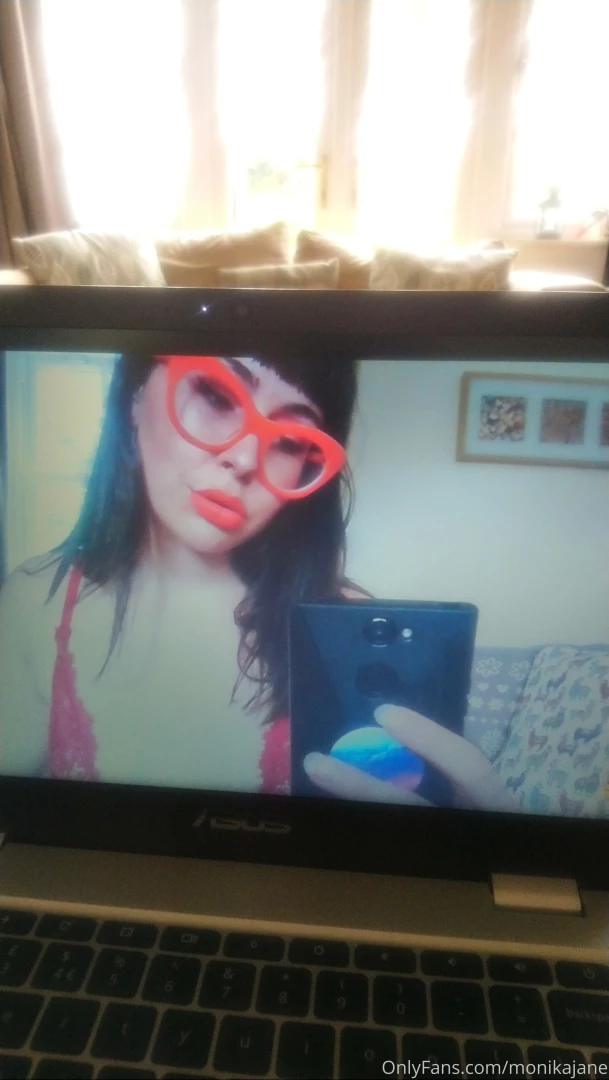 Camming getting naked and playing with myself in someone else s living part 4 