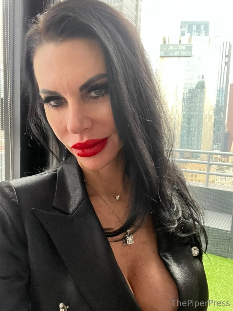 These red lips are ready to steal some hearts 