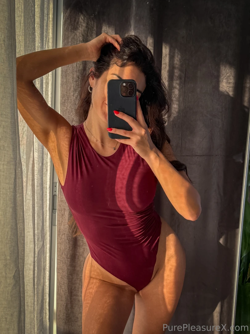 Wanna see what s under this sexy body i know you want head to 