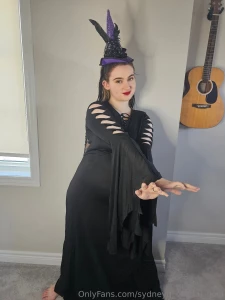 Sydneyq-official-gold part 30