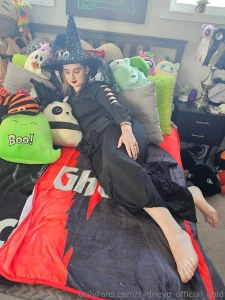 Sydneyq-official-gold part 38