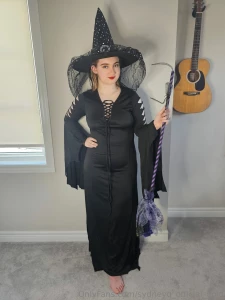 Sydneyq-official-gold part 50