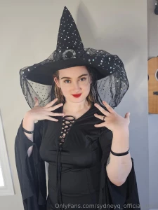 Sydneyq-official-gold part 58