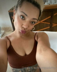 A kiss to brighten up your day join me now on my vip page omgzada