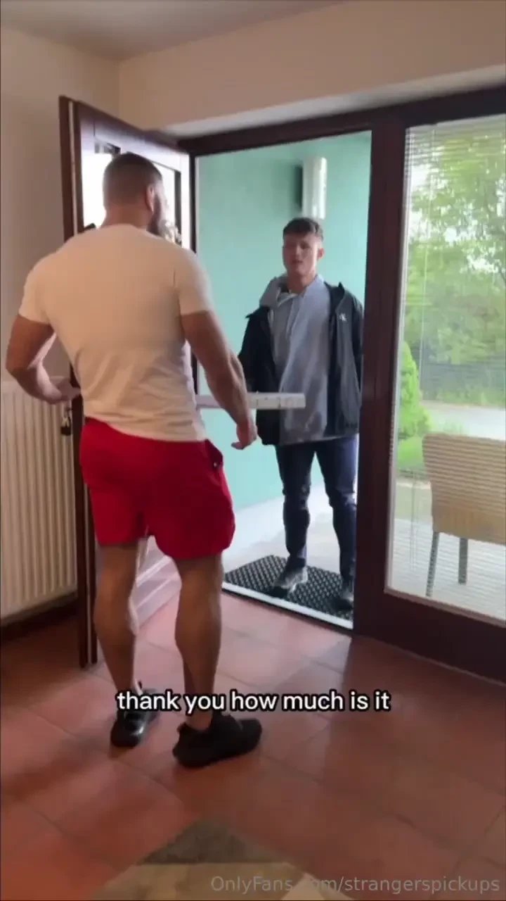 Food delivery guy fucked hard for delivering cold pizza for brokeboys 