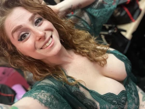 So i m in love with green what color makes you feel like a bad bitch