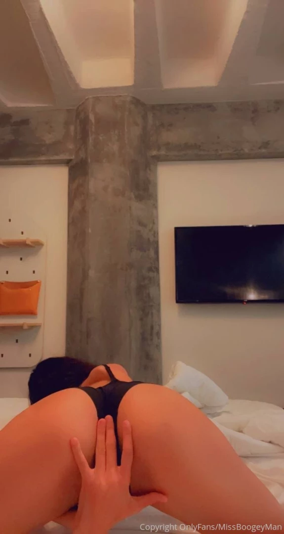 Tip 10 to see the wet hole behind my cum watch me spread my pussy for 